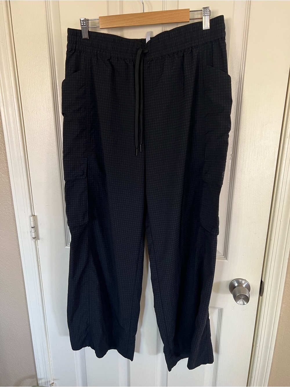 Fabletics Black Ripstop Cargo Wide Leg Pants Drawstring Utility Size Large - Picture 9 of 9